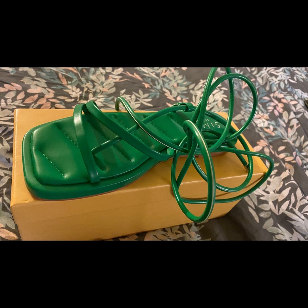I’m selling sandals they wrap around your leg they don’t fit me never wore it